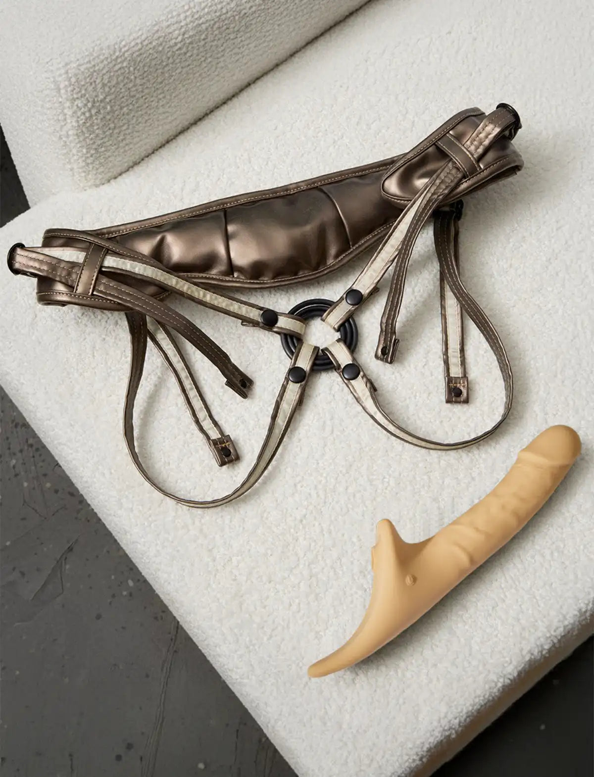 Dildo réaliste vanille multi-orgasme Strap-On-Me, texture douce avec design anatomique détaillé