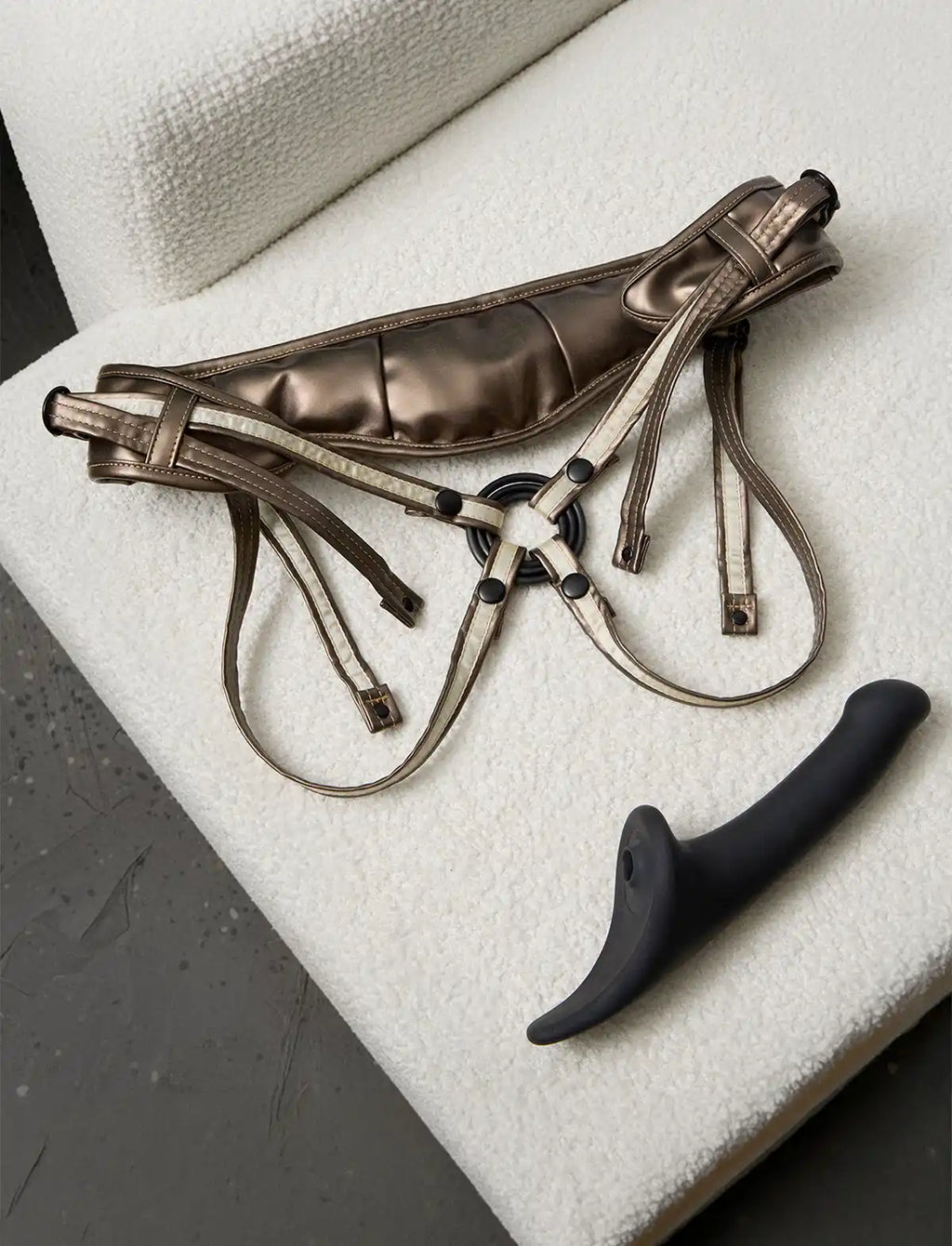 Dildo semi-réaliste noir multi-orgasme Strap-On-Me, texture douce avec forme anatomique