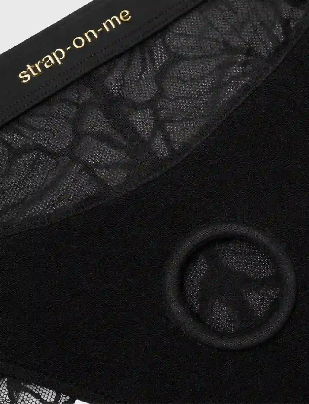 Detalle del anillo central y material del arnés lencería Sublime negro – strap-on-me®
