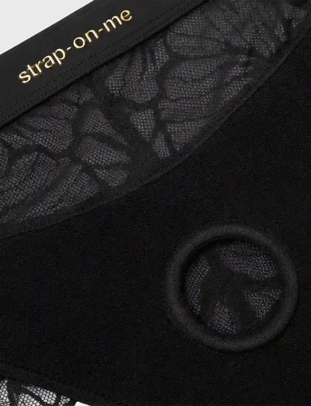 Detalle del anillo central y material del arnés lencería Sublime negro – strap-on-me®