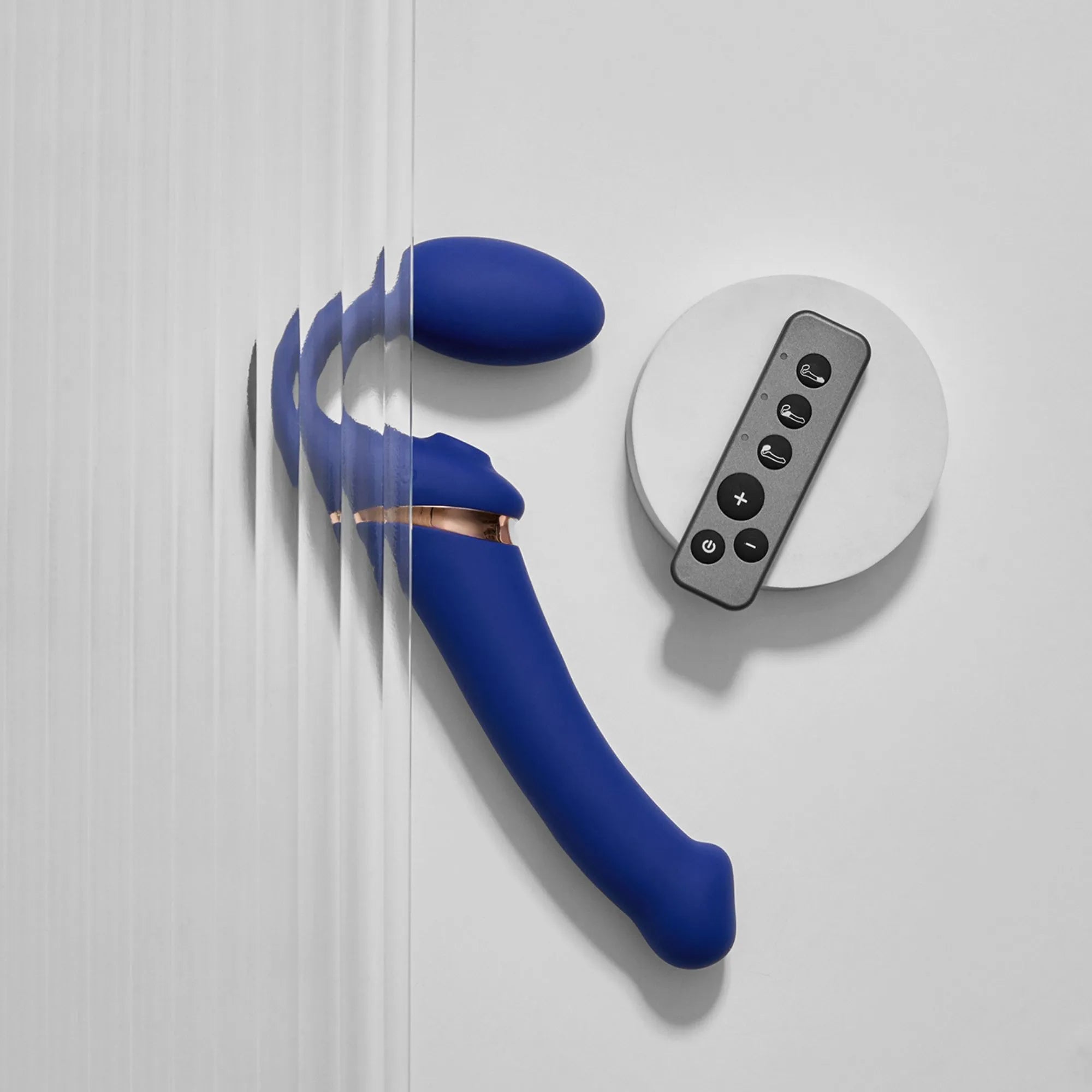 Strap-on Multi Orgasm Télécommandé 3 moteurs - Télécommande rechargeable - Bleu