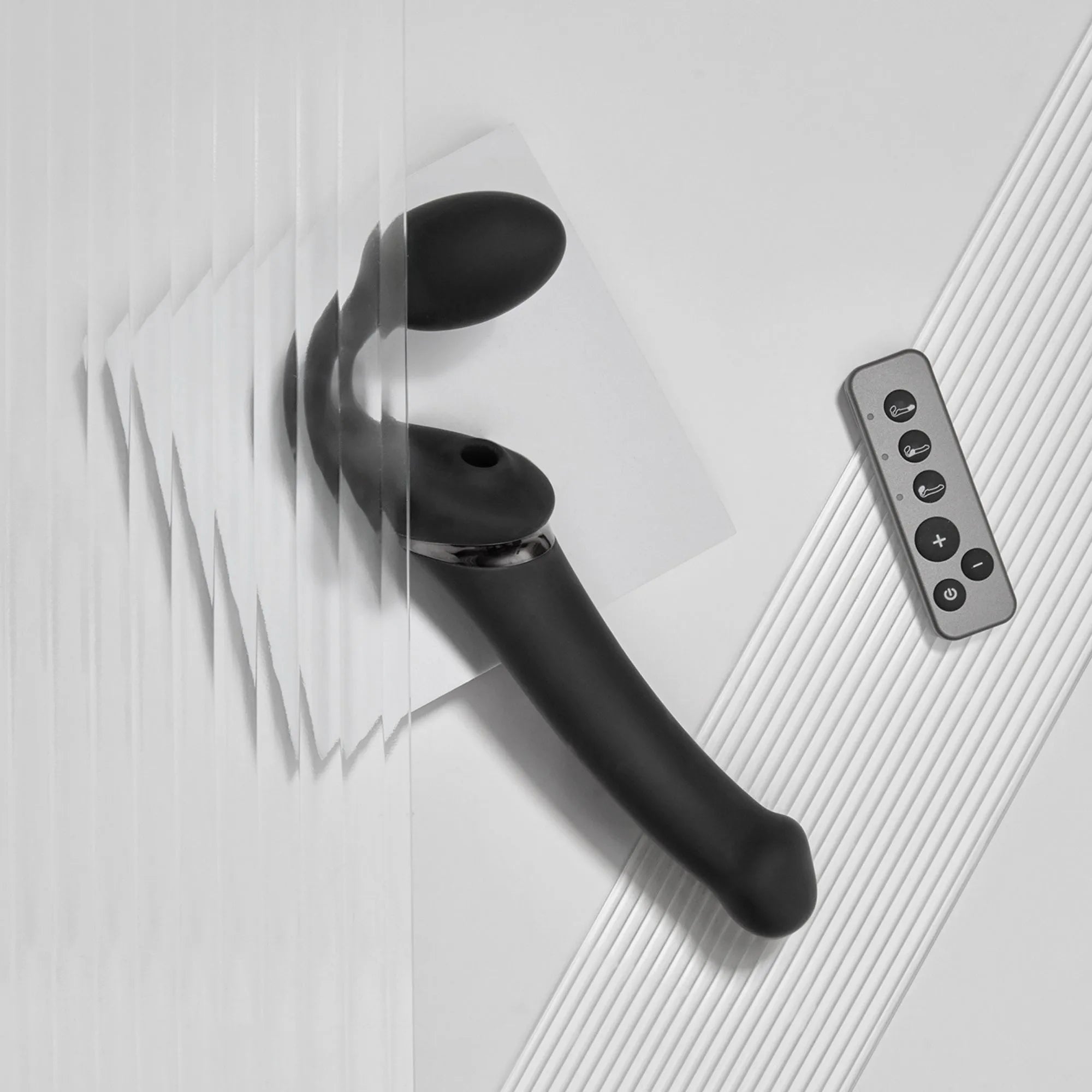 Strap-on Multi Orgasm Télécommandé 3 moteurs - Télécommande rechargeable - Noir