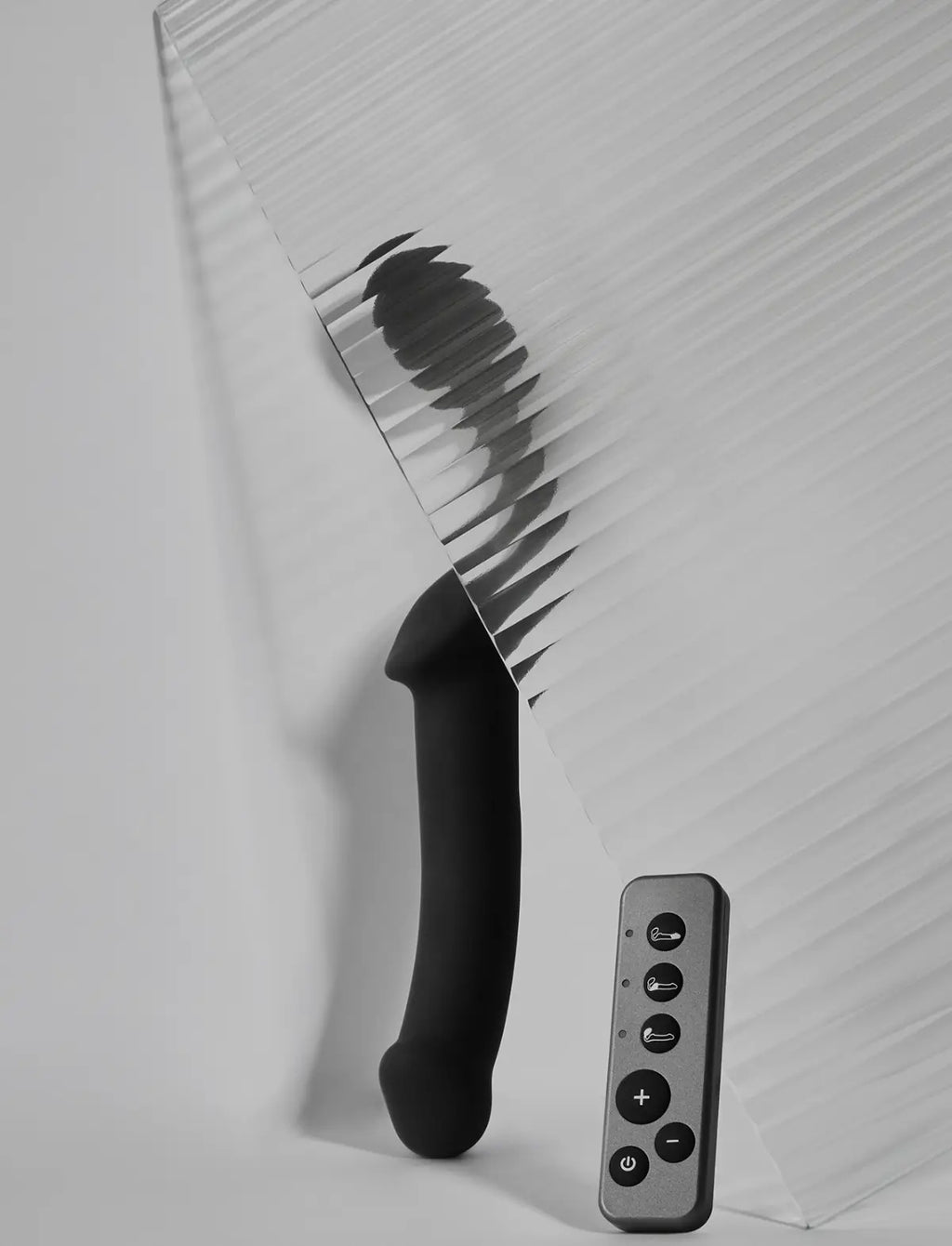 Vibrating black strap-on with rechargeable remote control – 3 motors – strap-on-me