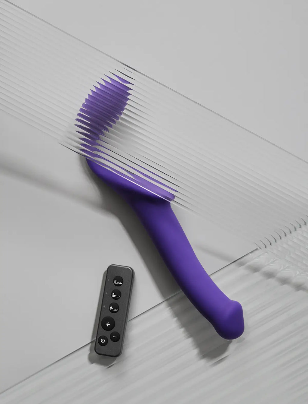 Strap-on vibrant violet avec télécommande rechargeable – 3 moteurs – Strap-on-me